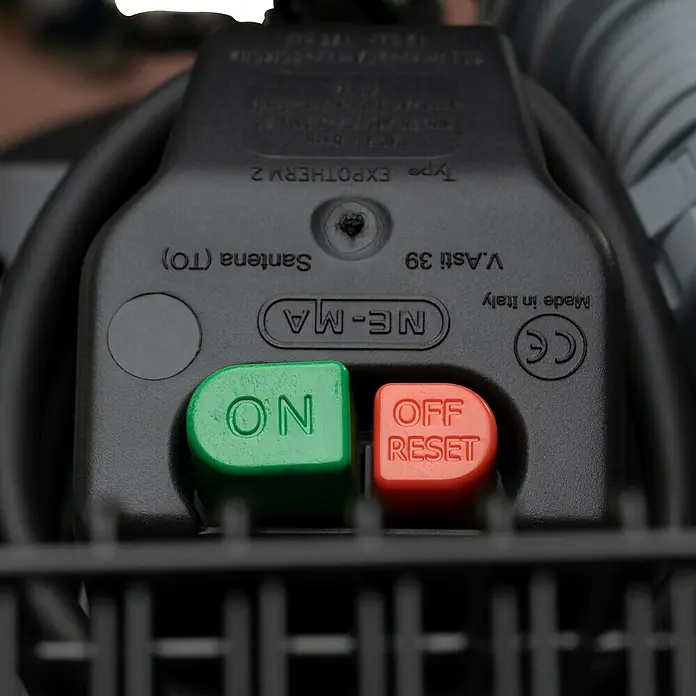 Herkules Compresor Pro-Line B3800 B/200 vertical - Presión máx.: 10 bar, 3.000 W - Detalle de un interruptor negro con botones verdes de "ON" y rojos de "OFF/RESET", parte de un dispositivo EXPOTHERM 2.