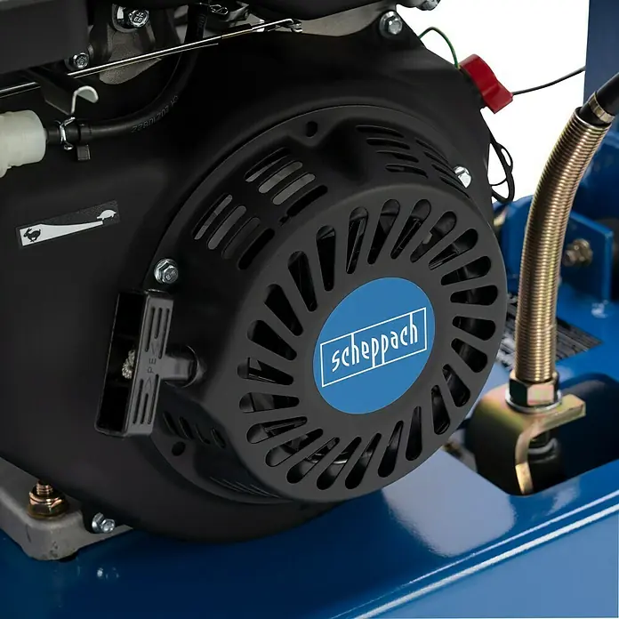 Scheppach Rüttelplatte HP 3000 S - 6,6 kW, Verdichtungsdruck: 30,5 kN - Nahaufnahme eines Scheppach-Kompressors. Gut sichtbar ist das schwarze Lüftergehäuse mit dem blauen Scheppach-Logo.
