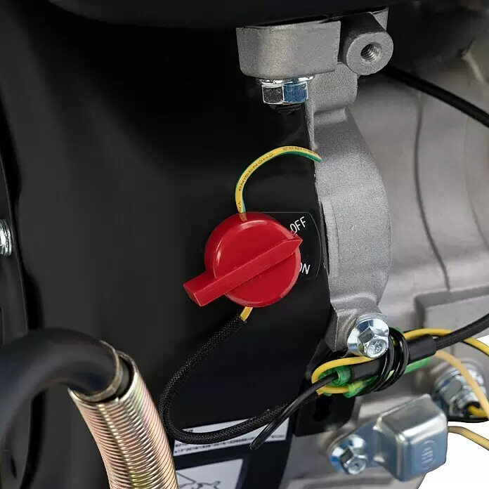 Scheppach Rüttelplatte HP 3000 S - 6,6 kW, Verdichtungsdruck: 30,5 kN - Roter AN/AUS-Drehschalter, elektrische Kabel und Metallbefestigungen an einem grauen Motorteil mit flexiblem Schlauch.