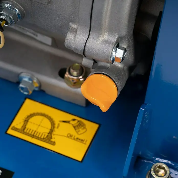 Scheppach Rüttelplatte HP 3000 S - 6,6 kW, Verdichtungsdruck: 30,5 kN - Detailaufnahme einer Maschine mit gelbem Öldeckel und Hinweisschild zum Ölstand, montiert auf blauem Untergrund.