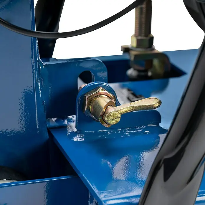 Scheppach Rüttelplatte HP 3000 S - 6,6 kW, Verdichtungsdruck: 30,5 kN - Nahaufnahme eines blauen Wagenhebers mit goldenem Spannhebel und schwarzem Kabel.