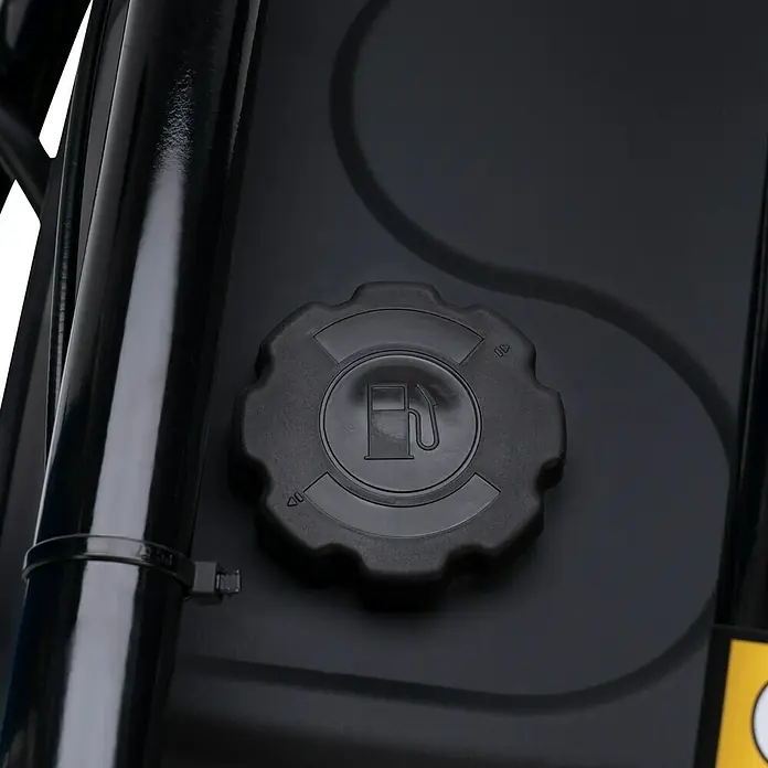 Scheppach Rüttelplatte HP 3000 S - 6,6 kW, Verdichtungsdruck: 30,5 kN - Ein schwarzer Tankdeckel mit Zapfsäulen-Symbol, angebracht an einem schwarzen Behälter. Ideal für Kraftstofftanks und ähnliche Anwendungen.