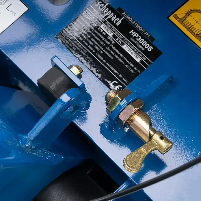 Scheppach Rüttelplatte HP 3000 S - 6,6 kW, Verdichtungsdruck: 30,5 kN - Nahaufnahme des Scheppach HP3000S Rüttelplatte mit Details zu Bauteilen und Spezifikationen auf dem Typenschild.