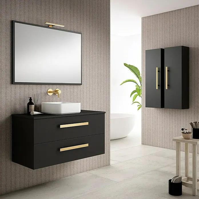 Mueble bajo de lavabo Cairo - L x An x Al: 45 x 80 x 50 cm, Negro/Dorado - Interior de baño moderno con tocador negro con tiradores dorados, espejo y mueble de pared a juego.