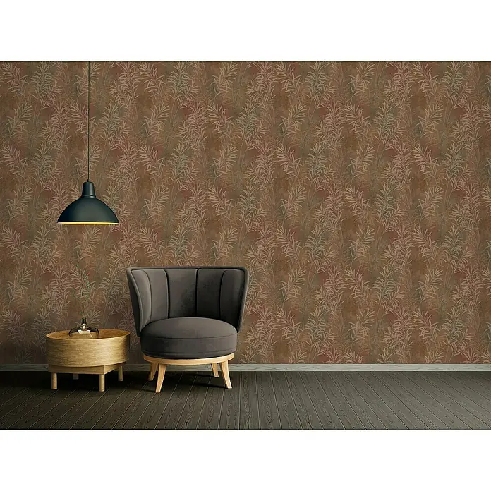 A.S. Création Vliestapete Farn - Braun-Gold, Floral, 10,05 x 0,53 m - Gemütliches Interieur mit braunem Sessel, Holzbeistelltisch und hängender Lampe vor einer floralen Wand.