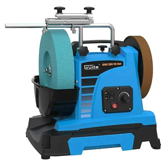 Güde Nass-Schleifmaschine GNS 250 VS Set - 150 W - Blau-schwarze Schleifmaschine mit hellblauem Schleifstein, braunem Abziehstein und Chrom-Werkzeugführung.