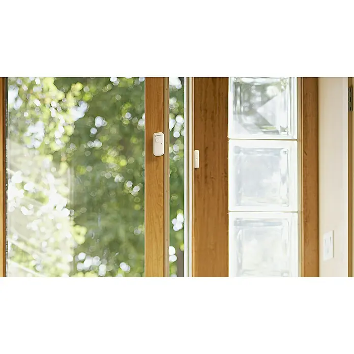 Ledvance Smart+ WiFi Funk-Fensterkontakt - Weiß, 3,1 x 2,4 x 7,2 cm - Nahaufnahme eines Fensters mit einem Sensative Tür-/Fenstersensor, der Sicherheit und Komfort bietet.