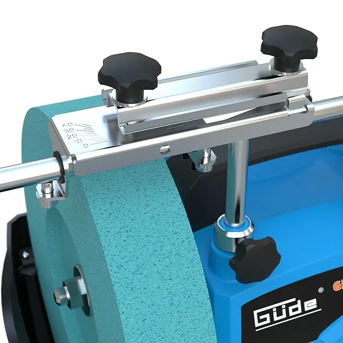 Güde Nass-Schleifmaschine GNS 250 VS Set - 150 W - Nahaufnahme eines Güde Schleifgeräts mit Einstellvorrichtung für präzises Schleifen.