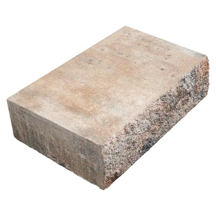 Diephaus Stamford Blockstufe - Muschelkalk, 50 x 34,5 x 15 cm, Beton - Ein einzelner Pflasterstein in Beige- und Brauntönen vor schwarzem Hintergrund.