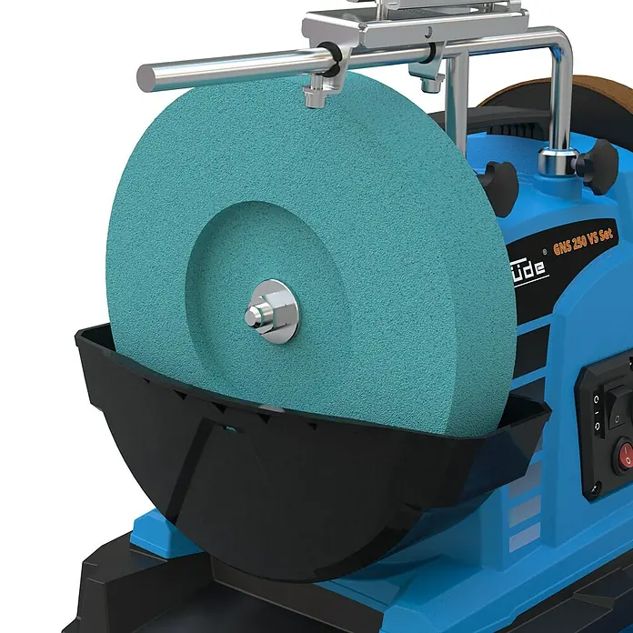 Güde Nass-Schleifmaschine GNS 250 VS Set - 150 W - Nahaufnahme einer blauen Schleifmaschine mit Schleifscheibe und schwarzer Auffangwanne.