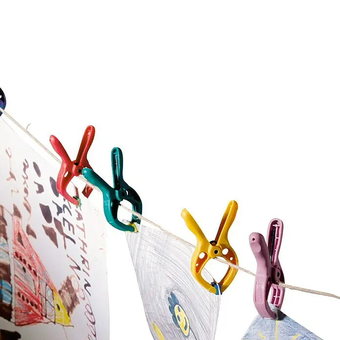 Wolfcraft Pack de abrazaderas Microfix - Anchura de sujeción: 30 mm - Pinzas de la ropa multicolores que sujetan dibujos infantiles en un tendedero, una colorida exposición de obras de arte creativas.