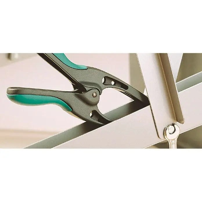 Wolfcraft Pinza con resorte MT 70 - Anchura de sujeción: 70 mm, Apertura máxima: 70 mm - Pinza de resorte con mango verde que sujeta dos piezas de metal, asegurando los componentes durante el montaje.