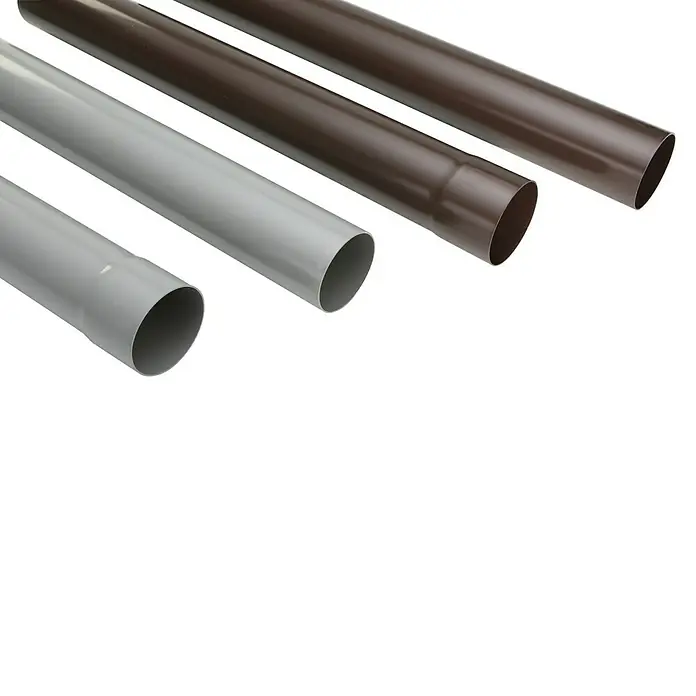 FunkeGruppe Fallrohr - Nennweite: 50 mm, Länge: 200 cm, Kunststoff, Grau - Eine Nahaufnahme von grauen und braunen PVC-Rohren in verschiedenen Größen, die sich ideal für Bau- oder Sanitärprojekte eignen.