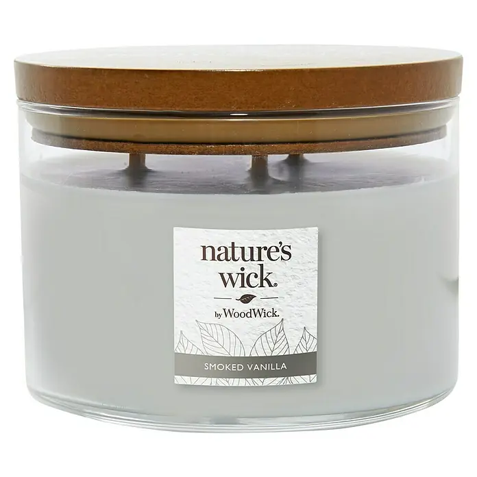 Woodwick Nature's Wick Duftkerze - Im Glas, Smoked Vanilla, Anzahl Dochte: 3 Stk. - Nahaufnahme einer "Nature's Wick" Duftkerze "Smoked Vanilla" mit Holzdeckel, die ein warmes und einladendes Ambiente verspricht.