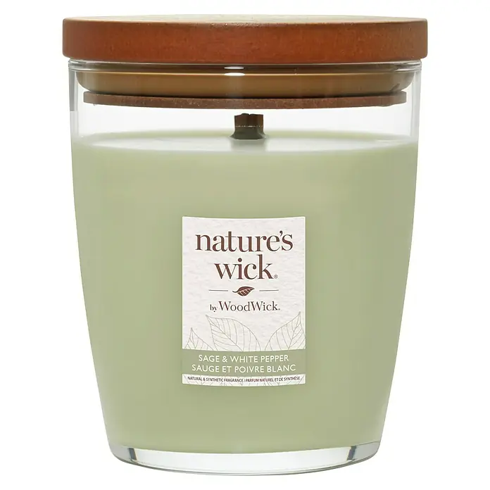 Woodwick Nature's Wick Duftkerze - Im Glas, White Pepper, Anzahl Dochte: 1 Stk. - Nahaufnahme einer 'Nature's Wick' Duftkerze mit Salbei- und Weißpfefferduft, die ein gemütliches Ambiente verspricht.
