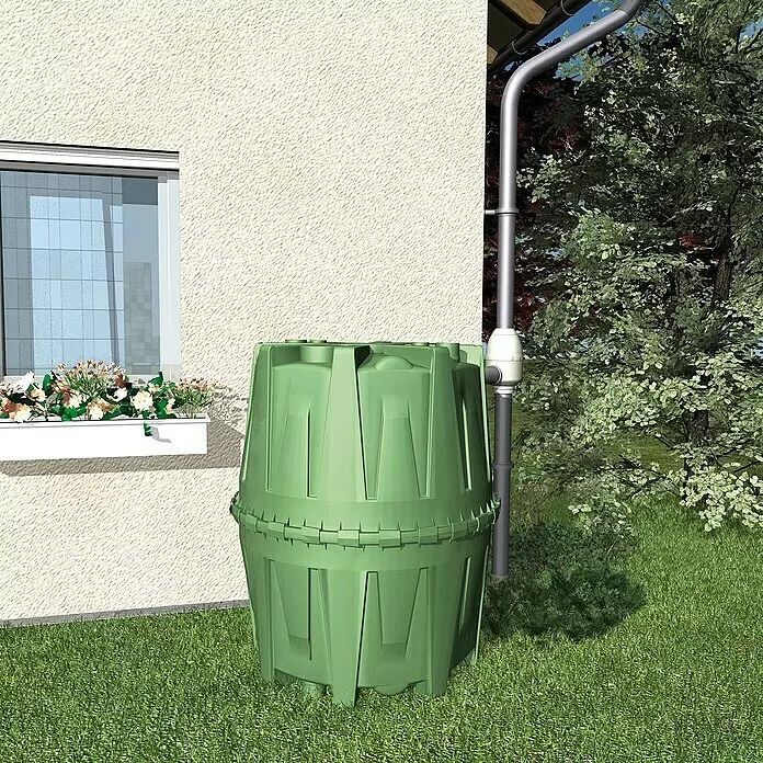 4rain Zisterne Herkules - Gesamt Fassungsvermögen: 4.800 l, 3 Stk., Dunkelgrün - Grünes Regenwasserfass aus Kunststoff, an ein Fallrohr neben einem Haus im Garten angeschlossen.