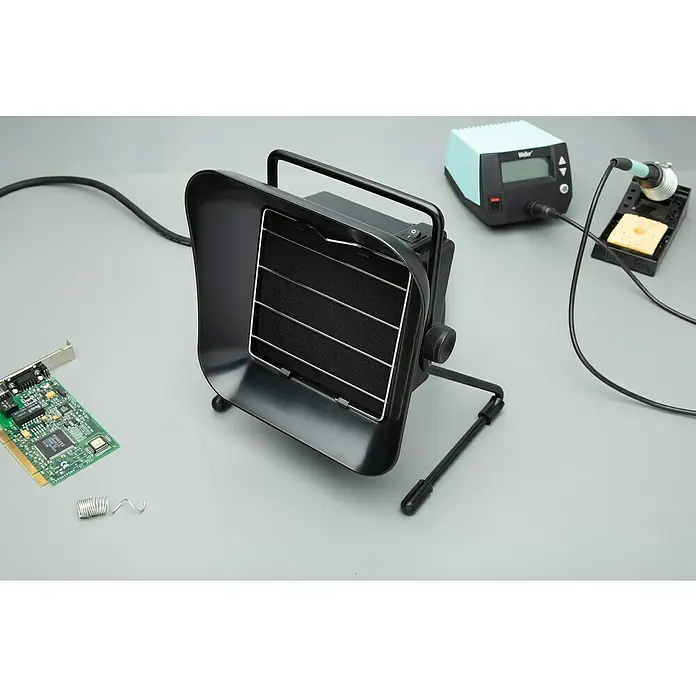 Weller Lötrauchabsaugung WSA350EUN - Geeignet für: Lötarbeiten - Lötdampfabsaugung für Elektronikarbeiten mit Filter und Zubehör auf grauem Untergrund.