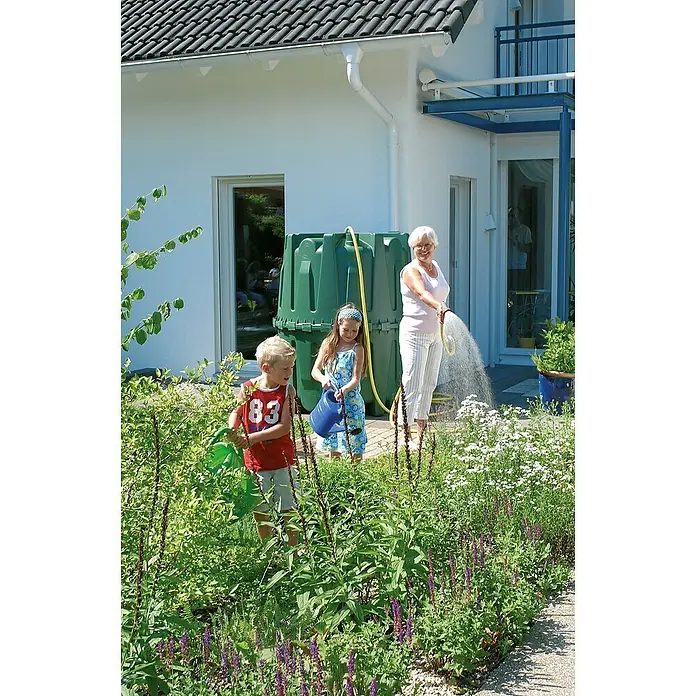4rain Zisterne Herkules - Gesamt Fassungsvermögen: 4.800 l, 3 Stk., Dunkelgrün - Familie gießt den Garten mit einem grünen Wasserbehälter.