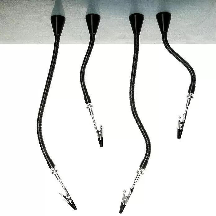Weller Löthilfe WLACCHHM-02 - Geeignet für: Lötarbeiten - Vier schwarze flexible Schwanenhalsarme, jeder mit einer silbernen Krokodilklemme, an einer grauen Platte montiert.