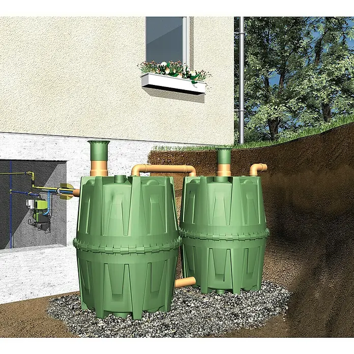 4rain Zisterne Herkules - Gesamt Fassungsvermögen: 4.800 l, 3 Stk., Dunkelgrün - Das Bild zeigt eine Regenwassernutzungsanlage mit zwei grünen Tanks, die an ein Gebäude angeschlossen sind.