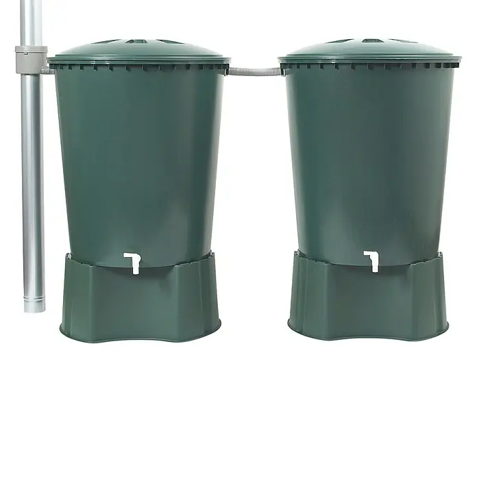 Garantia Regentonnen-Verbindungs-Set - Länge: 30 cm, Größe Anschluss: ¾″ - Zwei dunkelgrüne Regentonnen mit einem Rohr verbunden und einem silbernen Fallrohr.