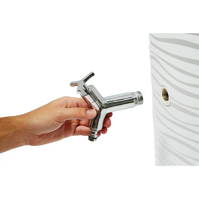 Garantia Design-Auslaufhahn - ¾″, Chrom - Nahaufnahme eines glänzenden Wasserhahns aus Chrom, der in der Hand gehalten und an einen weißen Behälter montiert wird.
