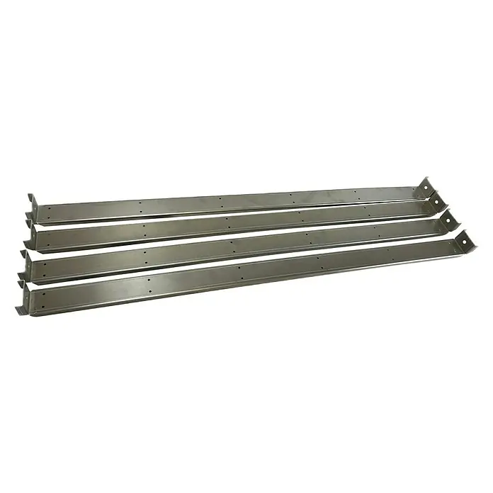 Gabiona Schienen-Set Bank Lang - Passend für: Gabionen mit der Maschenweite 5 x 5 cm - Stapel von vier silbernen Metallprofilen mit Löchern und Endkappen, ideal für industrielle Anwendungen.