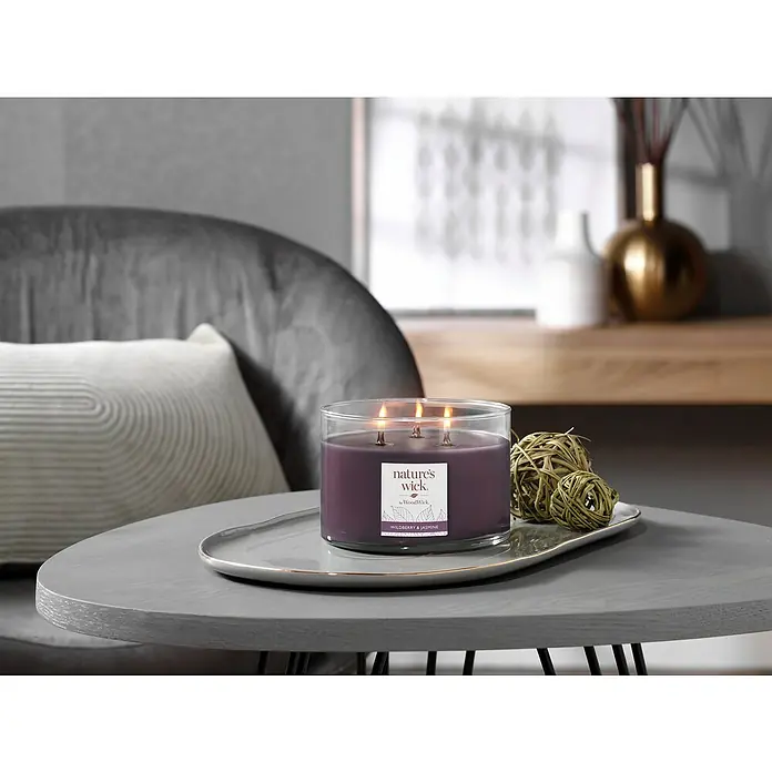 Woodwick Nature's Wick Duftkerze - Im Glas, Wildberry Jasmine, Anzahl Dochte: 3 Stk. - Elegante Nahaufnahme einer Nature's Wick Duftkerze im Glas mit drei Dochten auf einem stilvollen Tisch, umgeben von dekorativen Elementen.