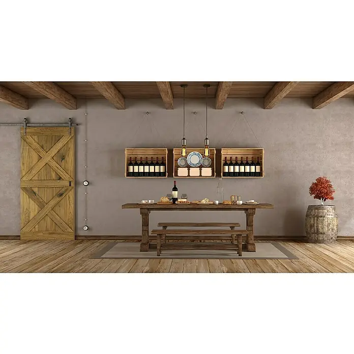 Radex Holzschiebetür Modern Rustic - 95 x 210 cm, Kiefer, Eiche Bronze - Rustikales Esszimmer mit Holztisch, Bänken, Weinregalen und Scheunentor für ein gemütliches Ambiente.