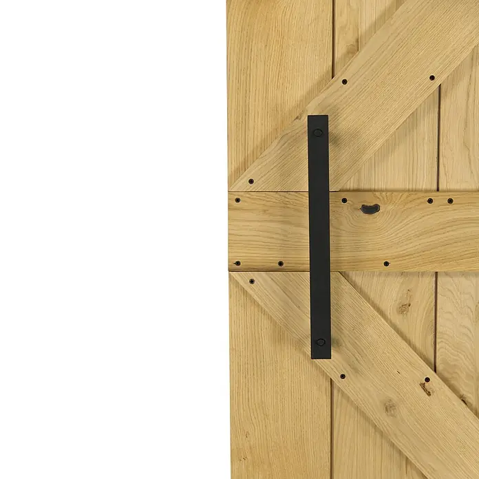 Radex Griffstangenpaar - 365 x 45 x 30 mm, Stahl, Schwarz matt - Nahaufnahme einer hellen Holztür im Scheunenstil mit einem schwarzen, vertikalen Griff. Die Tür hat eine diagonale Verstrebung und dunkle Beschläge.