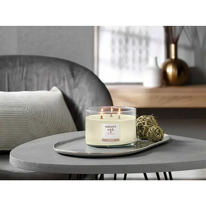 Woodwick Nature's Wick Duftkerze - Im Glas, Cashmere Wool, Anzahl Dochte: 3 Stk. - Nahaufnahme einer Nature's Wick Duftkerze mit drei Dochten und dem Duft Cashmere Wool Cachemire, die auf einem grauen Tisch steht.