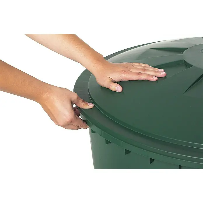 Regentonne - 510 l, Grün, Form: Rund - Eine Person befestigt den Deckel an einem grünen Kompostbehälter, um einen sicheren Verschluss zu gewährleisten und den Kompostierungsprozess zu optimieren.