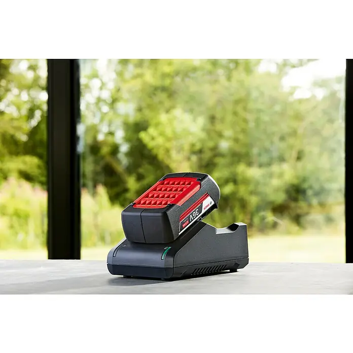 Bosch Power for All 36V Batterie-Ladegerät AL 36V-20 - 36 V, Passend für: alle 36V POWER FOR ALL-Akkus - Nahaufnahme eines Bosch 36V-A96 Akkus auf einer Ladestation, ideal für Gartengeräte. Leistungsstark und zuverlässig für längere Einsatzzeiten.