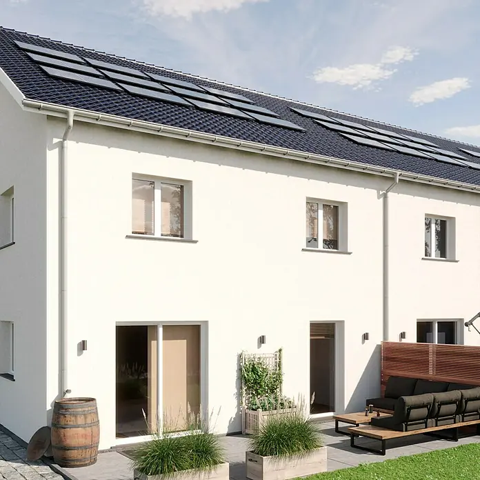 FunkeGruppe Fallrohrschelle - Nennweite: 100 mm, Metall, Grau, Mit Schraube - Aufnahme eines weißen modernen Reihenhauses mit Solarmodulen auf dem Dach und Terrassenmöbeln, die ein umweltfreundliches Wohnen zeigen.