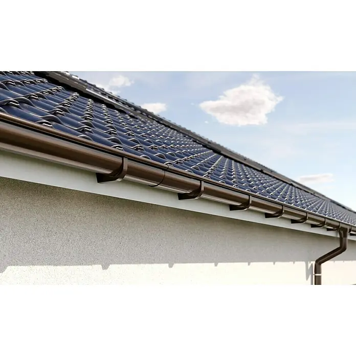 FunkeGruppe Rinnenendstück - Nennweite: 125 mm, Kunststoff, Braun - Nahaufnahme einer Dachrinne aus braunem Metall an einem Haus mit dunklen Dachziegeln unter einem bewölkten Himmel.