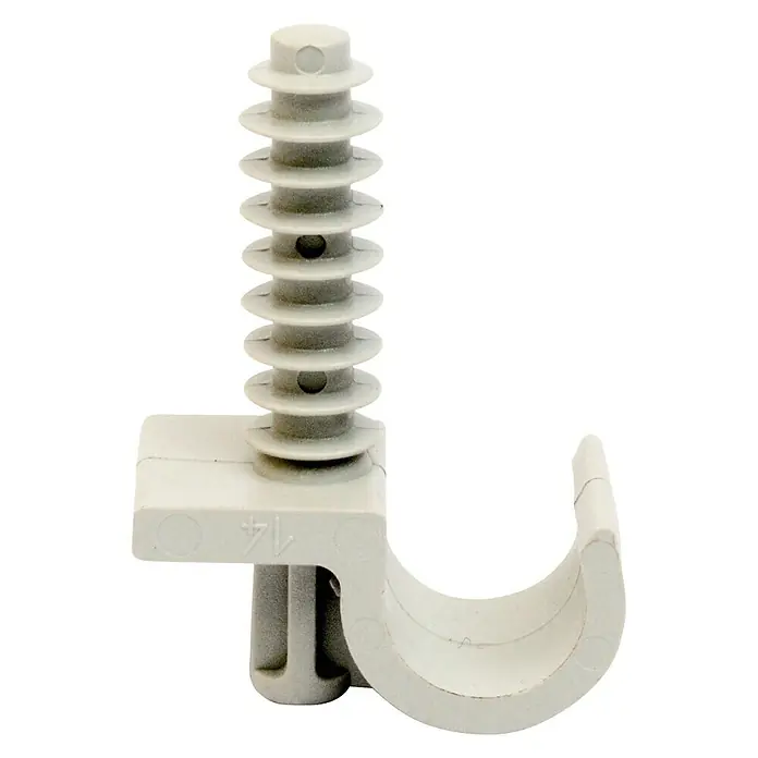 Set de abrazaderas simples 15 mm con taco - 5 ud., 15 mm - Primer plano de una abrazadera de cable de plástico utilizada para asegurar cables. La abrazadera cuenta con un tornillo y un soporte en forma de C.