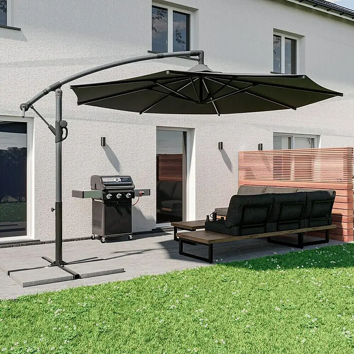 Grillstar Gasgrill Powerburner 350-1 - Grillfläche (B x T): 57 x 41 cm, 8,79 kW, Anzahl Brenner: 3 - Großer, schwarzer Gartenschirm mit Grill und Loungebereich im Hintergrund. Ideal für sonnige Tage im Freien.