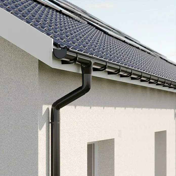 FunkeGruppe Fallrohrschelle - Nennweite: 75 mm, Metall, Anthrazit, Mit Schraube - Nahaufnahme einer modernen Dachrinne aus Metall an einem Gebäude, die Regenwasser ableitet und die Architektur ergänzt.