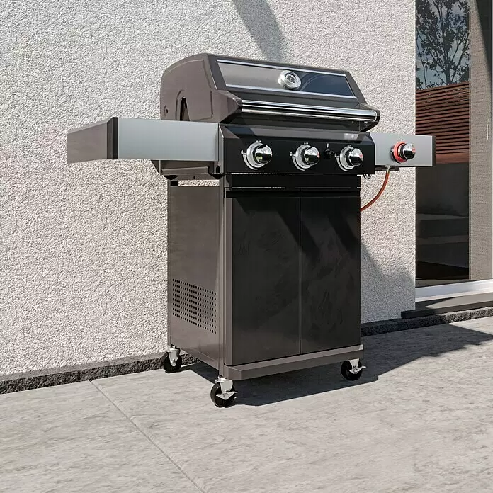 Grillstar Gasgrill Powerburner 350-1 - Grillfläche (B x T): 57 x 41 cm, 8,79 kW, Anzahl Brenner: 3 - Dunkelgrauer Gasgrill mit silbernen Akzenten auf Rollen, mit Seitenablagen und Bedienknöpfen, auf einer Terrasse neben einem Gebäude.