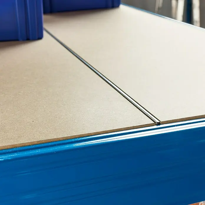 Regalux Schwerlastregal Mega - H x B x T: 200 x 240 x 70 cm, Traglast pro Boden: 450 kg, Anzahl Böden: 5 Stk., Stecken, Blau - Detailaufnahme eines Regalsystems mit hellen Spanplatten und blauen Kunststoffbehältern, ideal für Lagerung und Organisation.