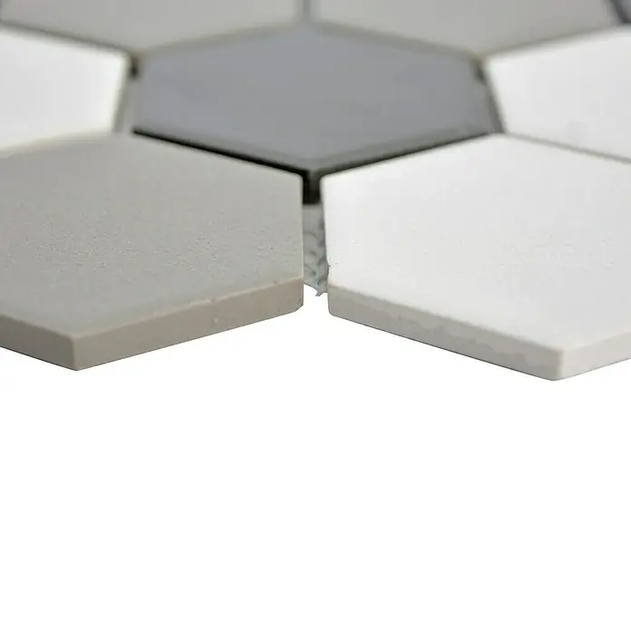 Mosaikfliese Hexagon Mix CU HX150 - 32,5 x 28,1 cm, Weiß/Schwarz/Grau, Matt - Nahaufnahme von sechseckigen Fliesen in Grau- und Weißtönen, die ein modernes und stilvolles Designelement für Innenräume darstellen.