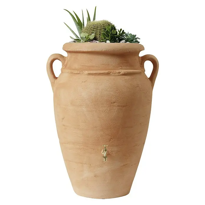 Auslaufhahn - Messing, Gewindegröße Wasserhahn: ¾″ - Ein Terrakotta-Amphoren-Wasserspeicher mit Sukkulenten-Pflanzung und einem Messing-Zapfhahn, ideal für den Garten.