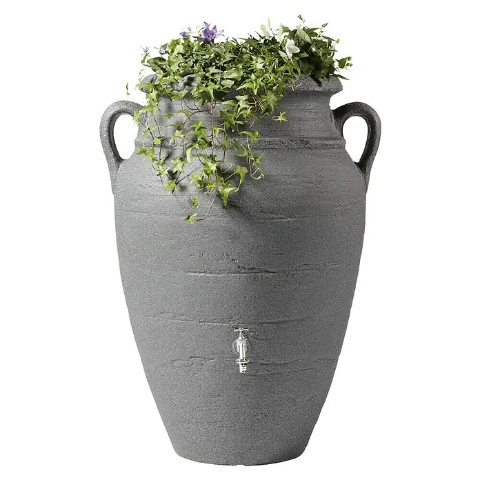 Garantia Exklusive Line Regenspeicher Amphore - 250 l, Darkgranite - Große, graue Amphore mit Griffen, bepflanzt mit Grünpflanzen und einem Wasserhahn, ideal für den Garten zur Wasserentnahme.