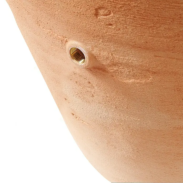 Garantia Exklusive Line Regenspeicher Amphore - 260 l, Terrakotta - Nahaufnahme einer Terrakotta-Vase mit einem goldenen Gewindeanschluss, der für Bewässerung oder Entwässerung verwendet werden kann.