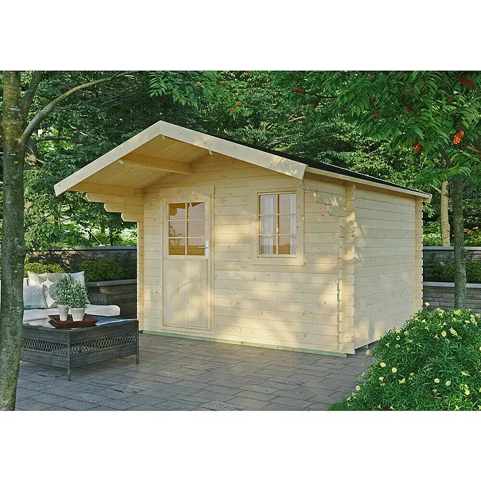 Kiehnholz Gartenhaus Stockholm - Außenmaß inkl. Dachüberstand (B x T): 340 x 393 cm, Holz, Natur - Ein helles Holzgartenhaus mit Tür und Fenster, umgeben von Grün, bietet einen idyllischen Rückzugsort im Freien.