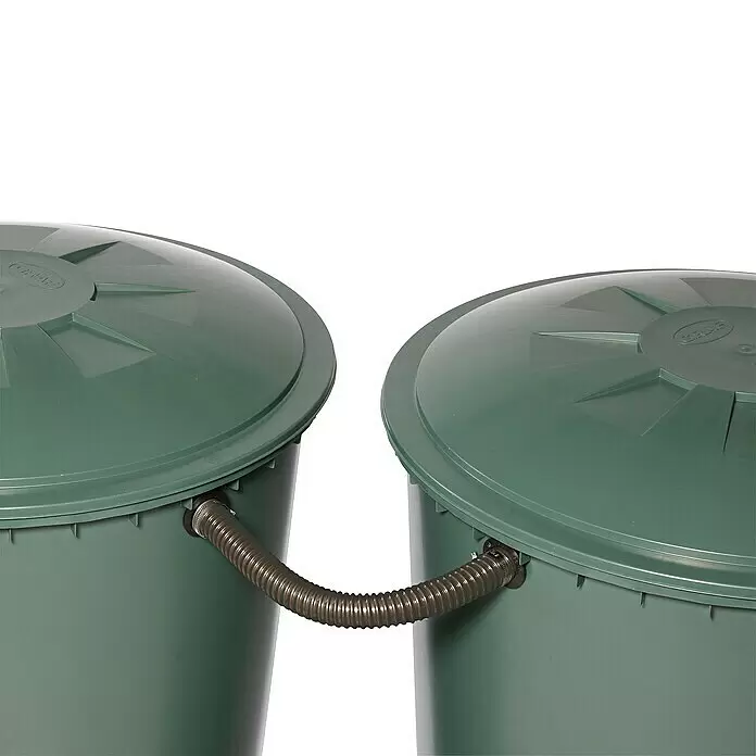 Garantia Verbindungs-Set Flex-Comfort - Schlauchlänge: 40 cm, Braun - Zwei grüne Kunststoff-Regentonnen, verbunden durch einen dunklen Wellschlauch zur effizienten Wassersammlung.