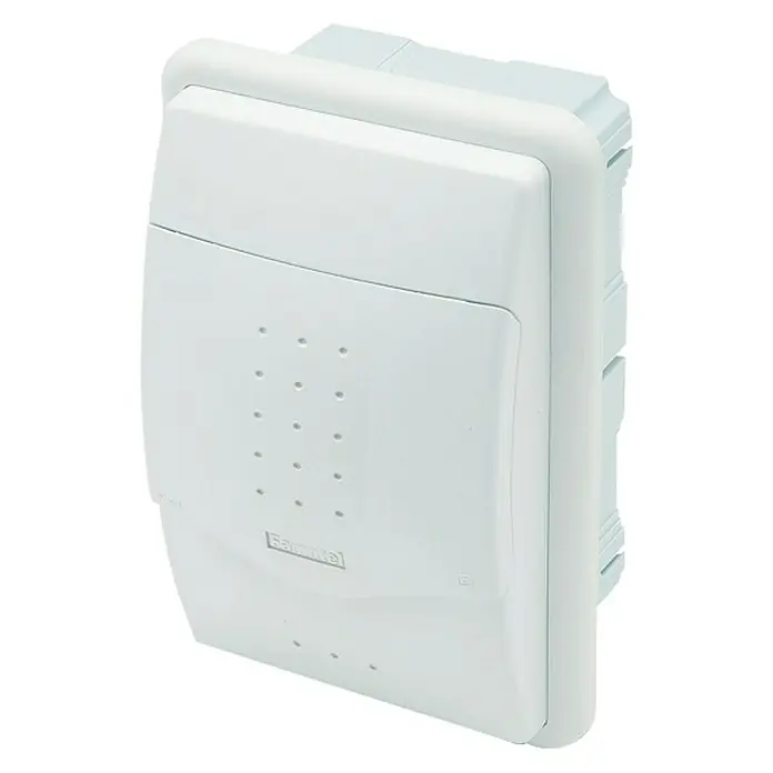 Famatel Cuadro eléctrico empotrado Nuova - Número de hileras: 1 ud., 14 x 10 cm, Blanco, Número de módulos: 4 ud. - Primer plano de un intercomunicador blanco, diseñado para montaje en pared, con altavoz y micrófono integrados para una comunicación clara.