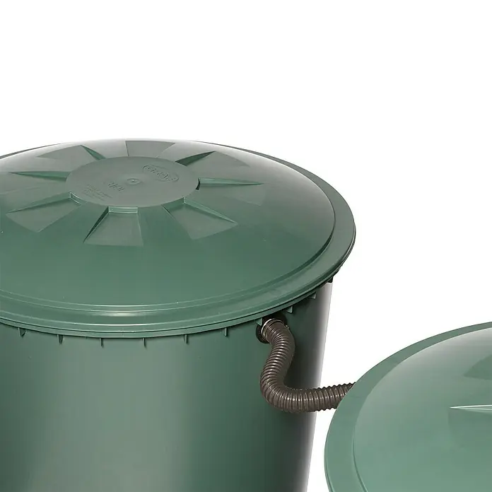 Garantia Verbindungs-Set Flex-Comfort - Schlauchlänge: 40 cm, Braun - Nahaufnahme eines grünen Regenspeichers mit Deckel und Schlauchanschluss für die Gartenbewässerung.