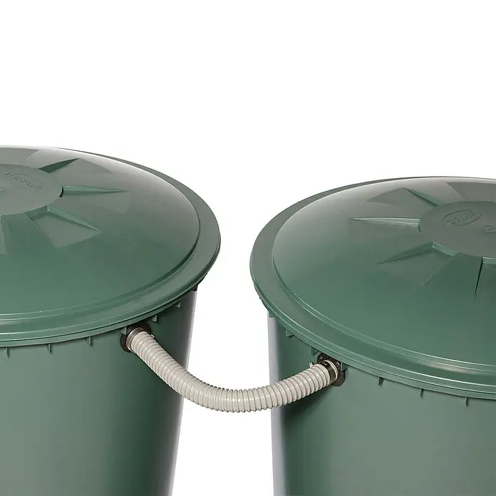 Garantia Verbindungs-Set Flex-Comfort - Schlauchlänge: 40 cm, Grau - Zwei grüne Regentonnen sind mit einem flexiblen Schlauch verbunden, um eine effiziente Wasserspeicherung im Garten zu gewährleisten.