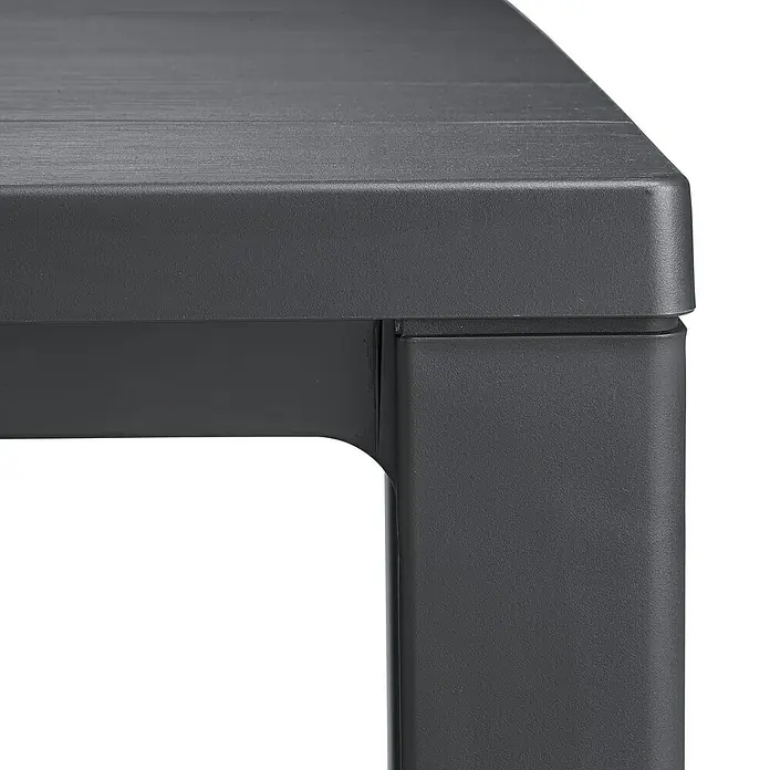 Keter Mesa de jardín Julie - L x An x Al: 149 x 92 x 75 cm, Polipropileno, Grafito - Primer plano de una mesa con un acabado gris moderno, mostrando su construcción elegante y duradera.